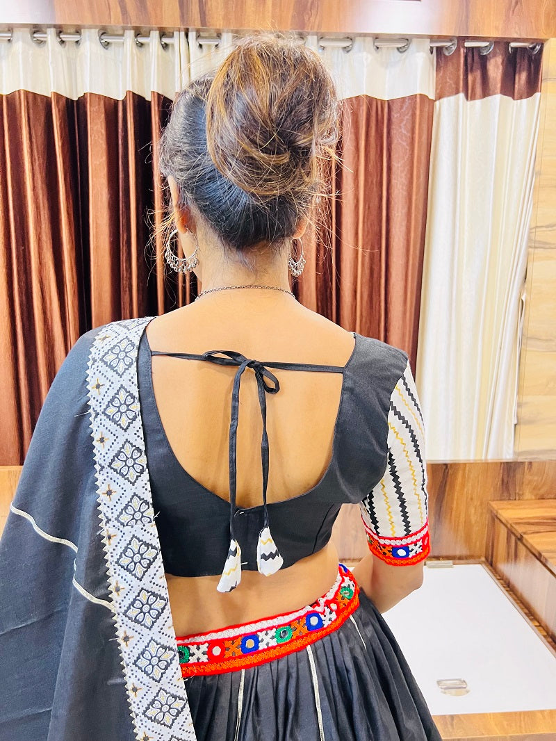 Black & White Gamthi Work Chaniya Choli – Navratri Special Rajwadi